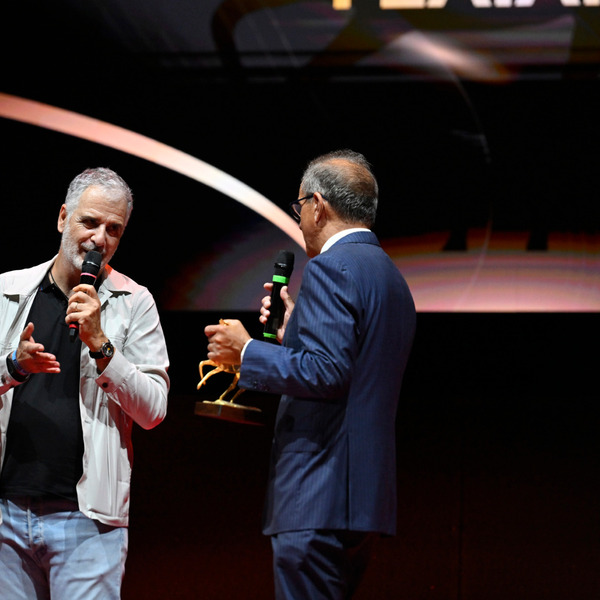 Giorgio Gherarducci, miglior programma televisivo per 'Gialappashow' su TV8 e SKY UNO, riceve il Pegaso d'Oro da Fabrizio Mascioli, amministratore delegato di Liquori Toro