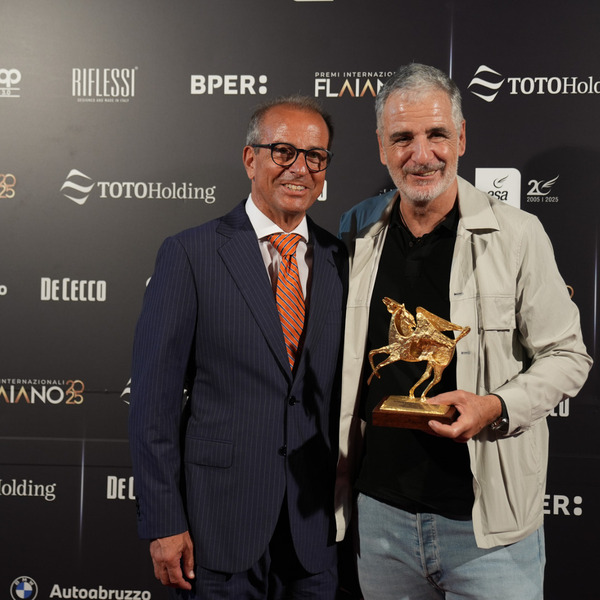 Giorgio Gherarducci, miglior programma televisivo per 'Gialappashow' su TV8 e SKY UNO, riceve il Pegaso d'Oro da Fabrizio Mascioli, amministratore delegato di Liquori Toro