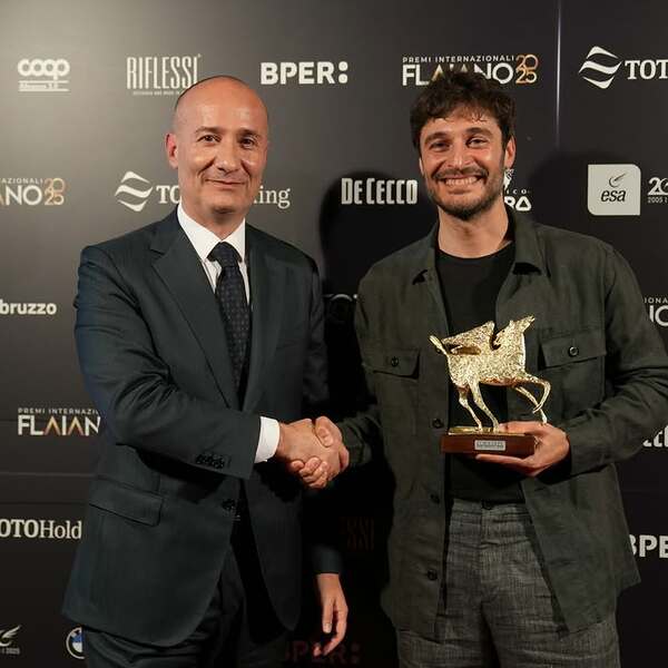 Lino Guanciale, Miglior Interpretazione Maschile Per Ho Paura Torero, Riceve Il Pegaso D'oro Dal Dottor Alfonso Toto Di Toto Holding
