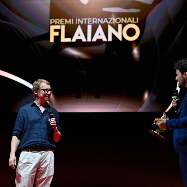 Paride Vitale, Premio Flaiano Speciale Cultura, riceve il Pegaso d'oro da Riccardo Moro, responsabile del negozio monomarca di Pescara, Riflessi