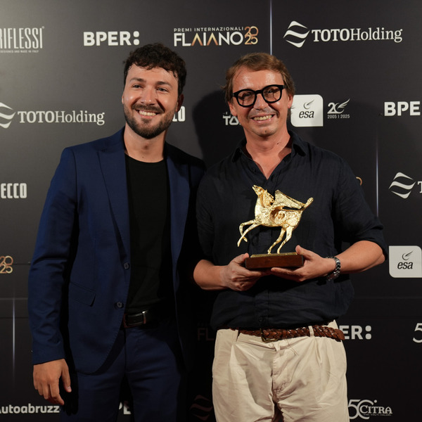 Paride Vitale, Premio Flaiano Speciale Cultura, riceve il Pegaso d'oro da Riccardo Moro, responsabile del negozio monomarca di Pescara, Riflessi